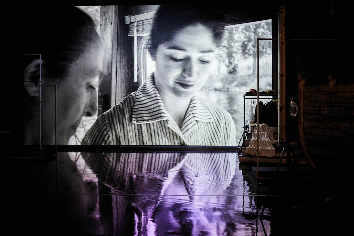 Anaïs Nin au miroir